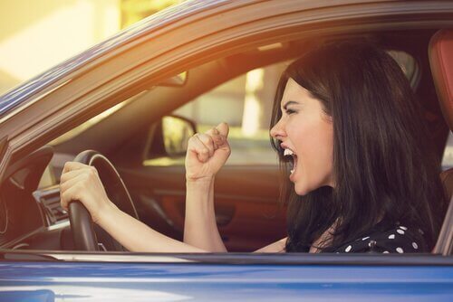 Kvinde knytter næve som tegn på vrede i trafikken