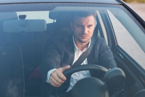 Mand med vrede i trafikken