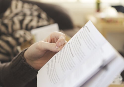 Person læser i bog og påvirkes af forankringseffekten