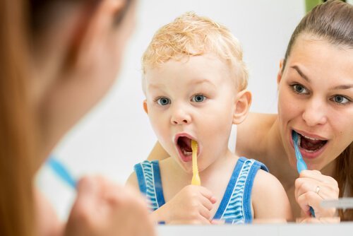 baby lærer at børste tænder
