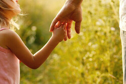 En datter og far holder i hånd