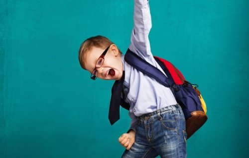 barnet elsker at forstille sig at være fiktive figurer såsom med batman effekten