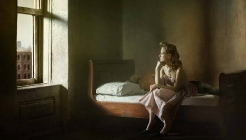 Et typisk Edward Hopper motiv af kvinde, der er ved at se ud af vindue