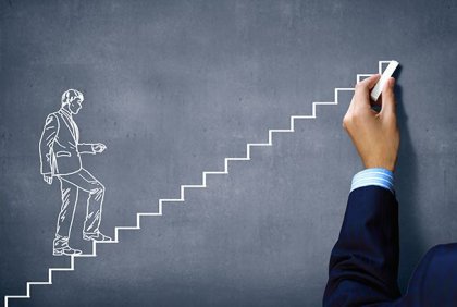 Motivation interviewing illustreres af mand på vej op ad trappe