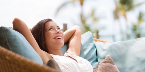 Smilende kvinde i sofa udenfor