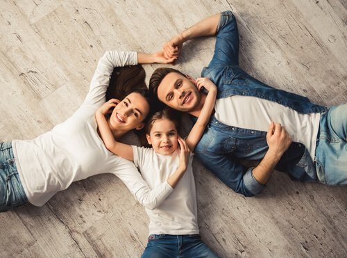 Familie bruger tid sammen for at kunne komme godt ud af det med hinanden