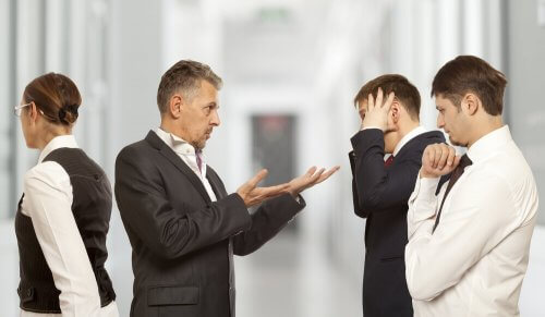 Mænd i arbejdstøj oplever konflikter på jobbet