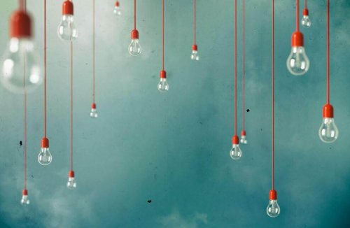 pærer hænger i røde ledninger