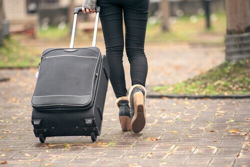 Pige med kuffert er del af boomeranggenerationen og flytter hjem igen