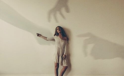 kvinde med skygger oplevet, at skyld bliver en byrde