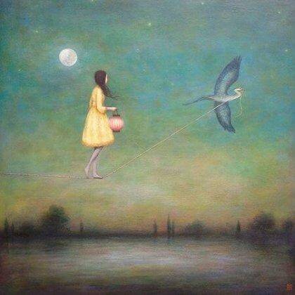 Pige går på line, som holdes af fugl