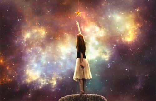 kvinde rækker ud efter stjerner