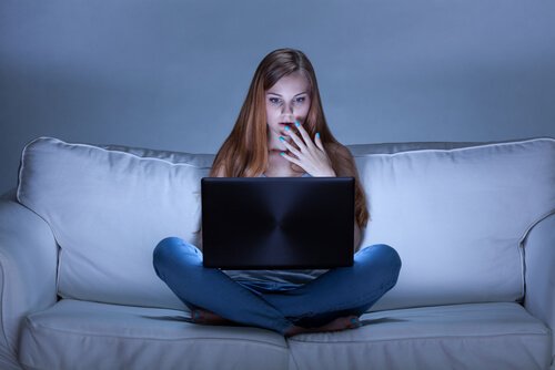 kvinde ser film på en computer som del af filmterapi