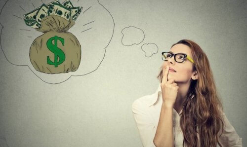 En kvinde drømmer om penge og håber på et lykketræf