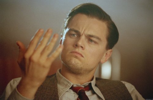 Leonardo Dicaprio ser på sin hånd