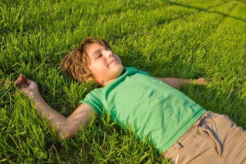 Dreng på græs er afslappes og i kontrol over hans følelser