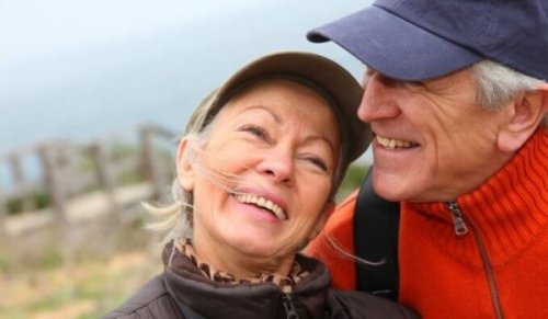 lykkeligt senior par - følelsesmæssig intelligens hos ældre