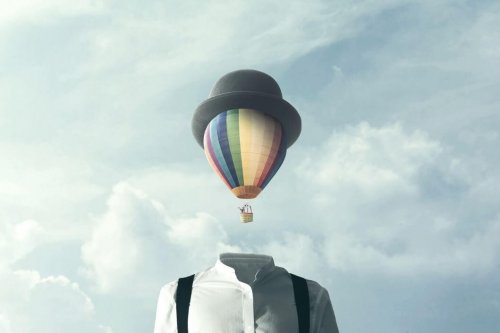 Luftballon med hat svæver over kæmpe skjorte som hoved