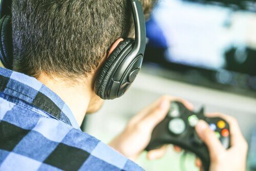 Teenager, der lider af computerspilsafhængighed, spiller videospil