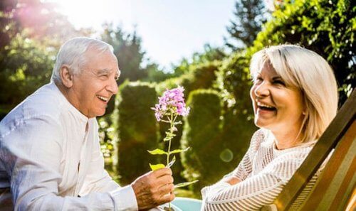 mand giver kvinde en blomst