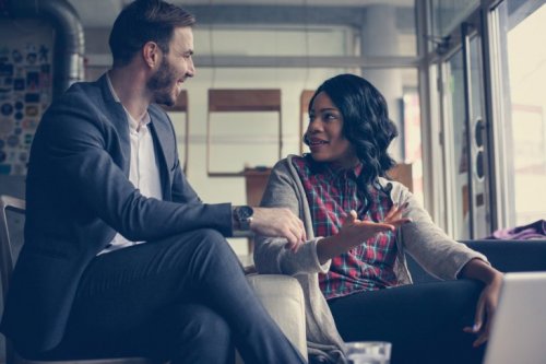 mand og kvinde taler sammen