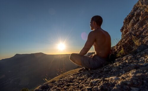 Mediterende mand på klippe