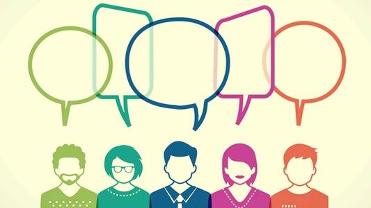 Personer med talebobler illustrerer at sige sin mening