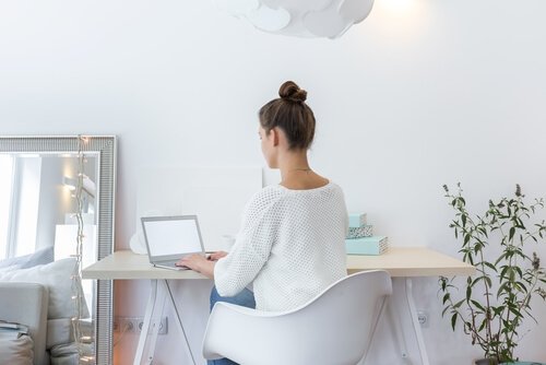 Kvinde ved skrivebord udfører digitalisering af alting