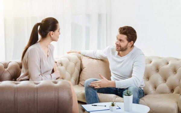 Par på sofa anvender skjule kontrolmekanismer overfor hinanden
