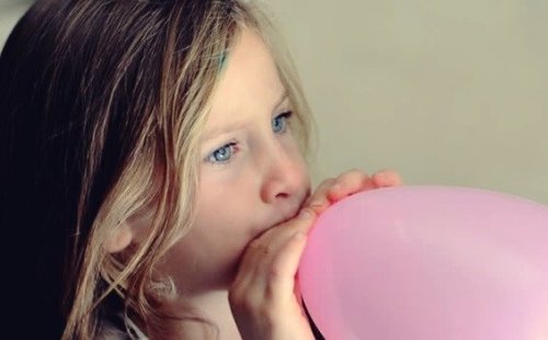 Ballonvejrtrækning: Berolig dit barn på en sjov måde