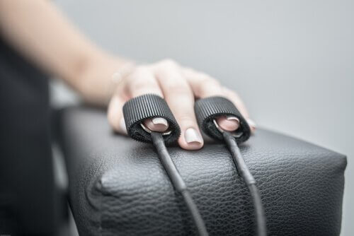 Person anvender løgndetektor