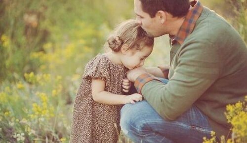 en lille pige med sin far