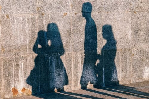 Personers skygger på mur