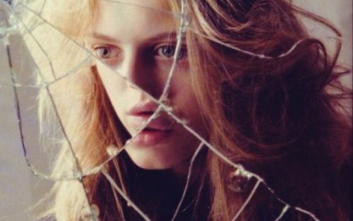 pige ser i ituslået spejl