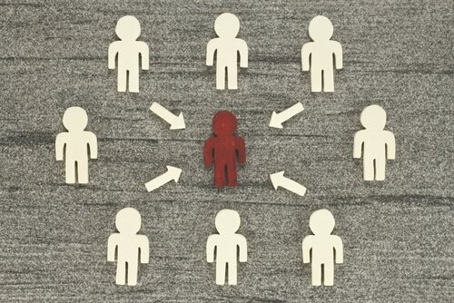 Teorien om social indflydelse illustreret med små mænd og pile