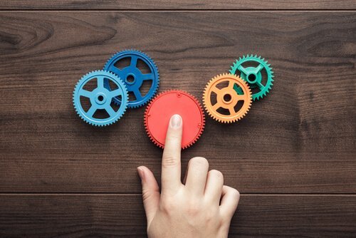 Finger holder på tandhjul på bord