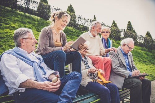 Ældre mennesker mødes for at opnå en sund alderdom