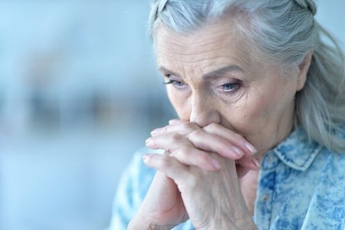 En bekymret ældre kvinde