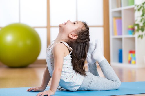 5 nemme og nyttige yogastillinger for børn