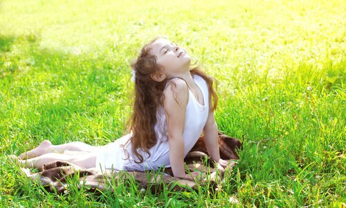 hilsen til solen er en af de anbefalede yogastillinger for børn