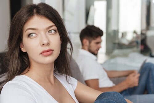 Kvinde, der føler sig ligeglad med sin partner