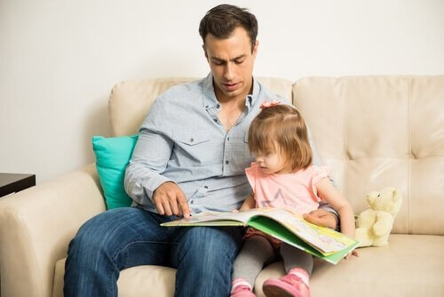 Far, der læser med sin datter