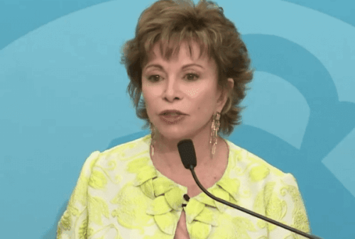 Isabel Allende snakker i en mikrofon