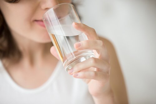Kvinde drikker vand som del af behandling af atopisk eksem