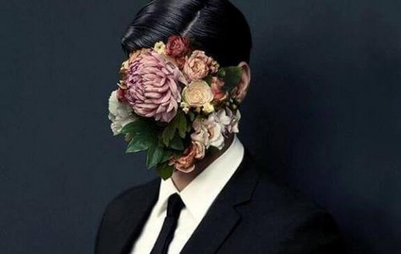 Person med blomster foran ansigt