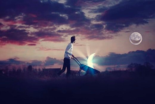 Person, der går med måne i trillebør