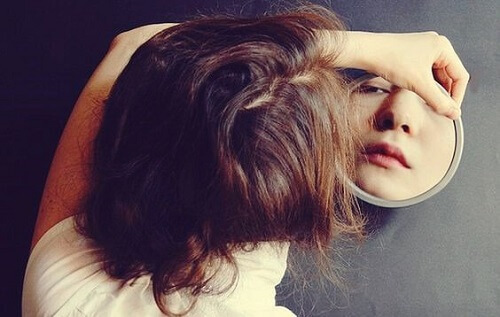 Piger, der ser sig selv i spejlet