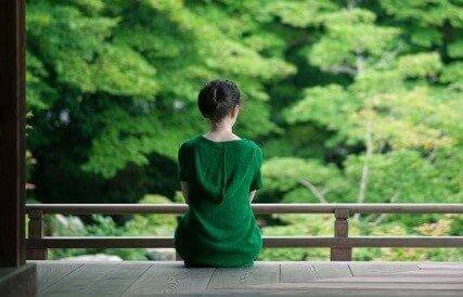 Kvinde i skov hviler sig for at bevare energien