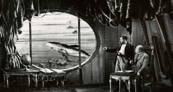 Mænd ser på havet gennem vindue fra en af Vernes fortællinger