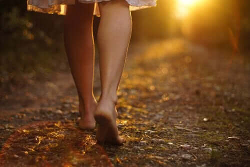 kvinde går i skov med bare fødder